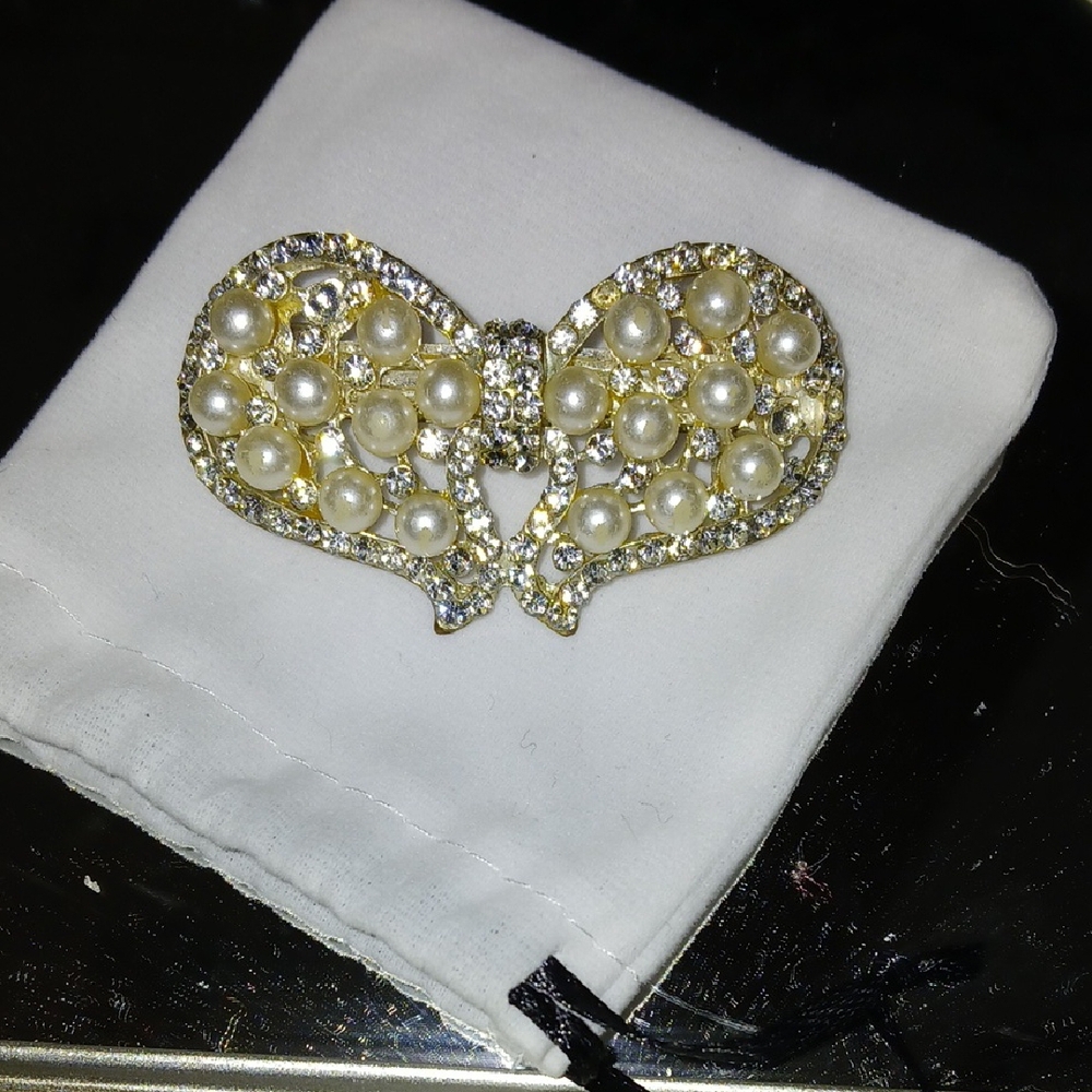 Elegant Pearl and Crystal Bow Brooch